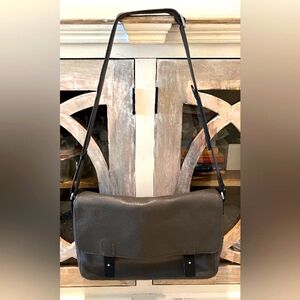 Rare Ecco Unisex Ely Grey Pebbled Leather Messenger Bag is Pristine